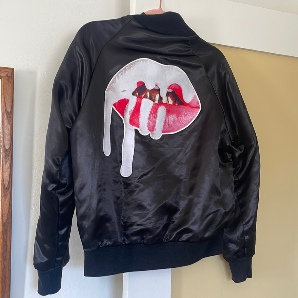 KYLIE LIP BOMBER JACKET